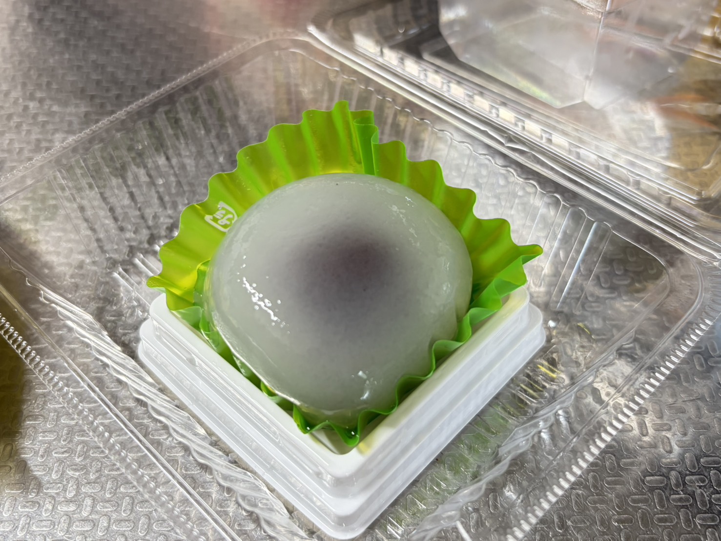 緑のカップに入った、ぷるぷるとした見た目の水まんじゅう