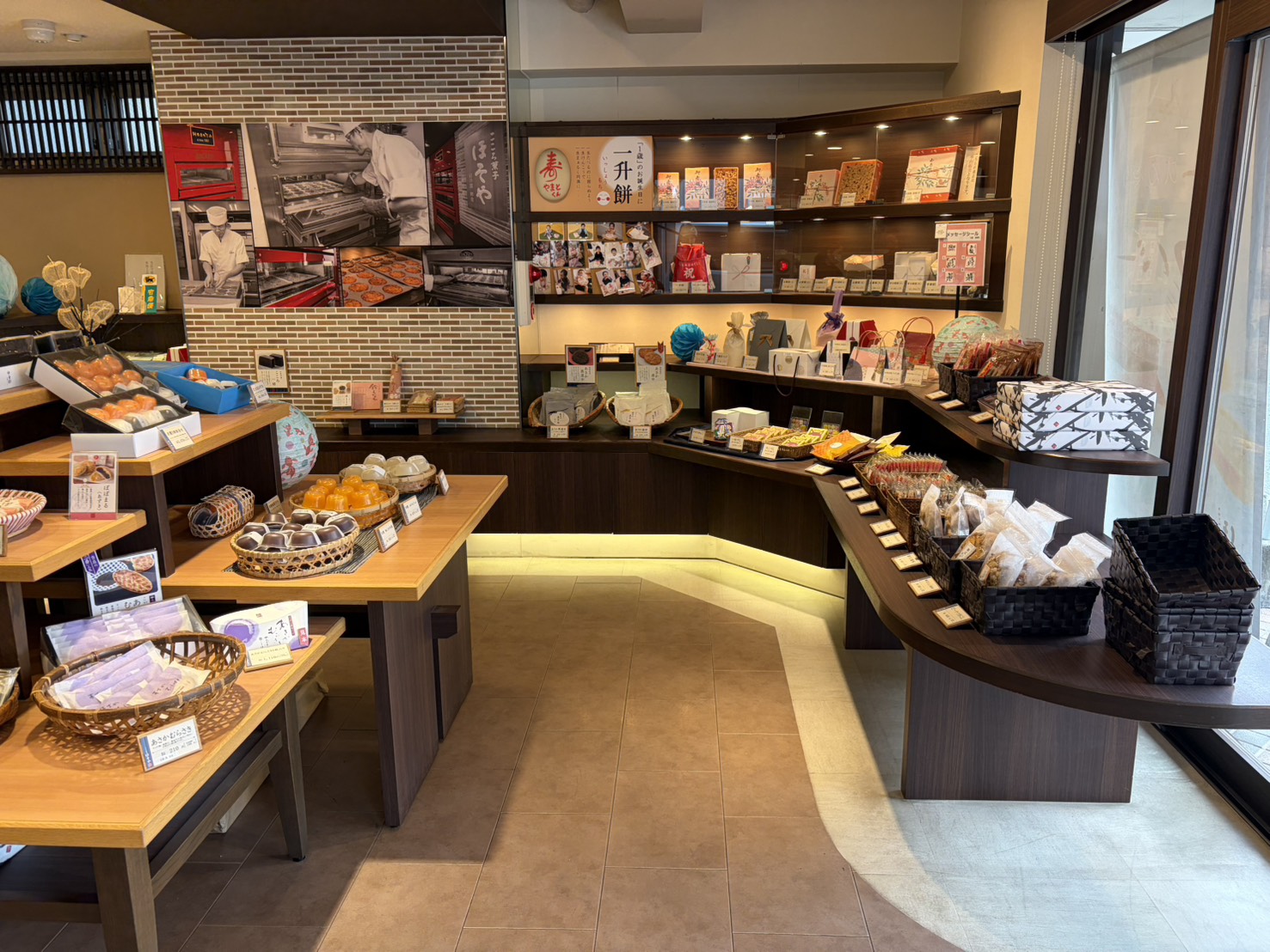 こころ菓子ほそや 北朝霞店の店内。焼き菓子や詰め合わせが棚に並ぶ