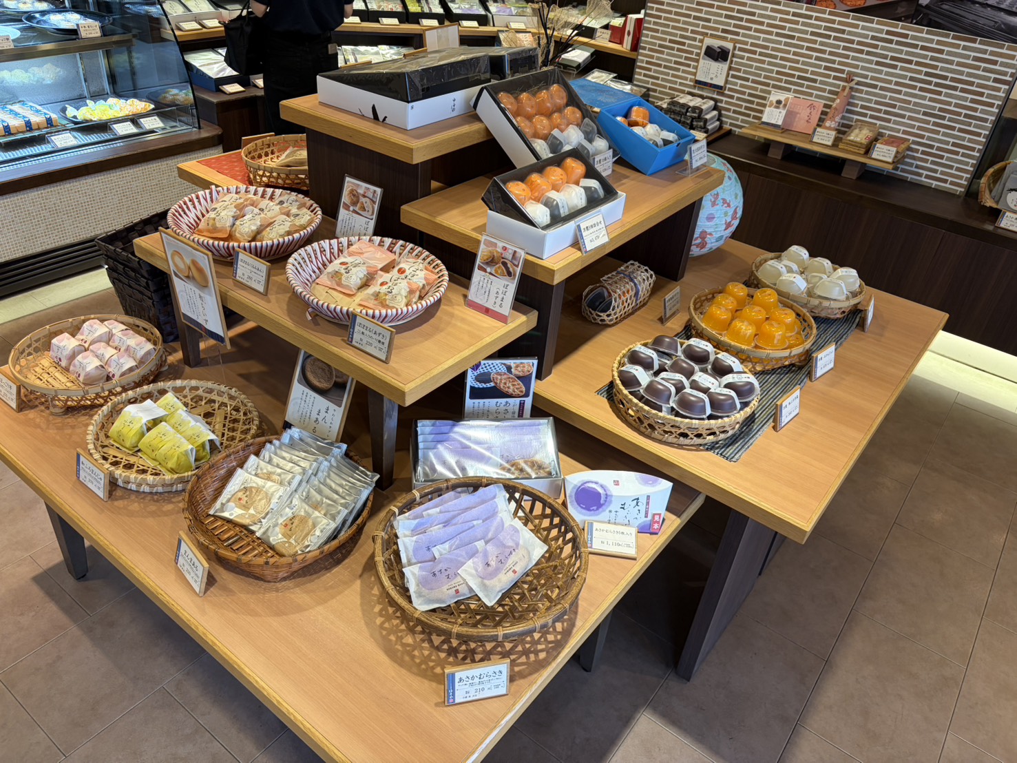 ぽぽまるやあさかむらさきなど、常温で持ち帰れる菓子が並ぶ売り場