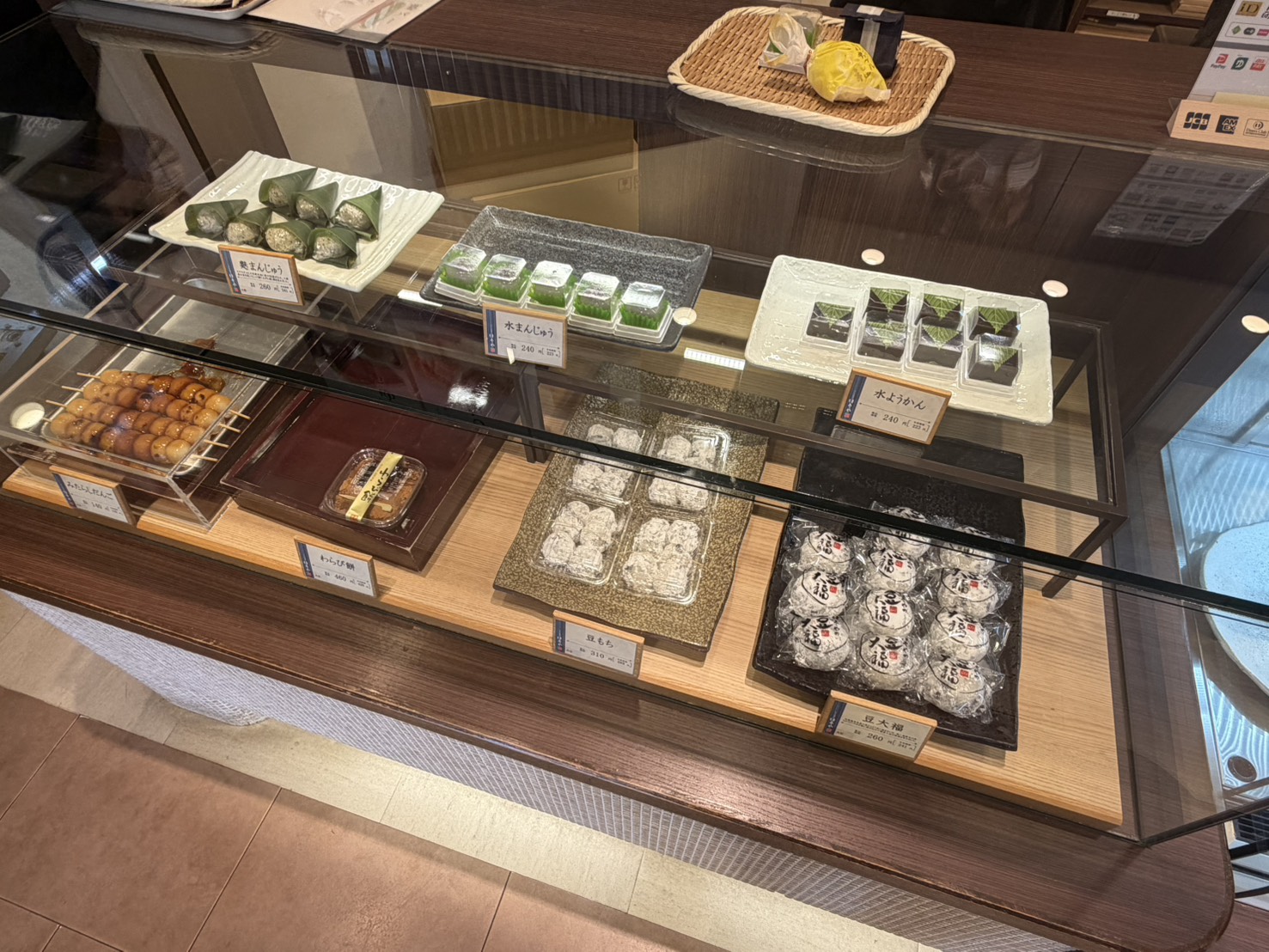 みたらしだんごや水まんじゅう、豆大福などが並ぶ冷蔵ショーケース