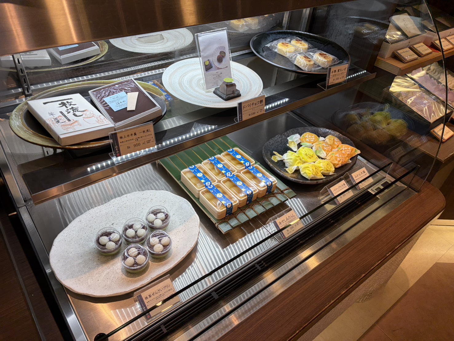水羊羹やパイナップル大福など、季節の菓子が並ぶ冷蔵ケース