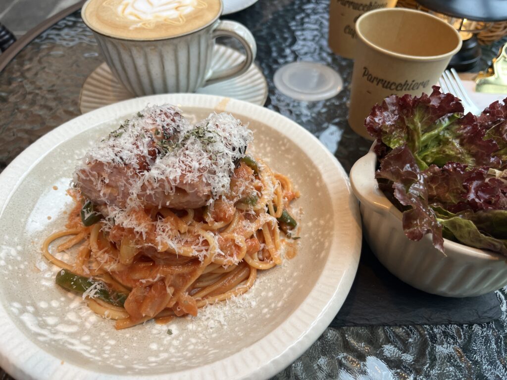 粉チーズとウインナーがのったナポリタンとサラダ、キャラメルラテのフードセット