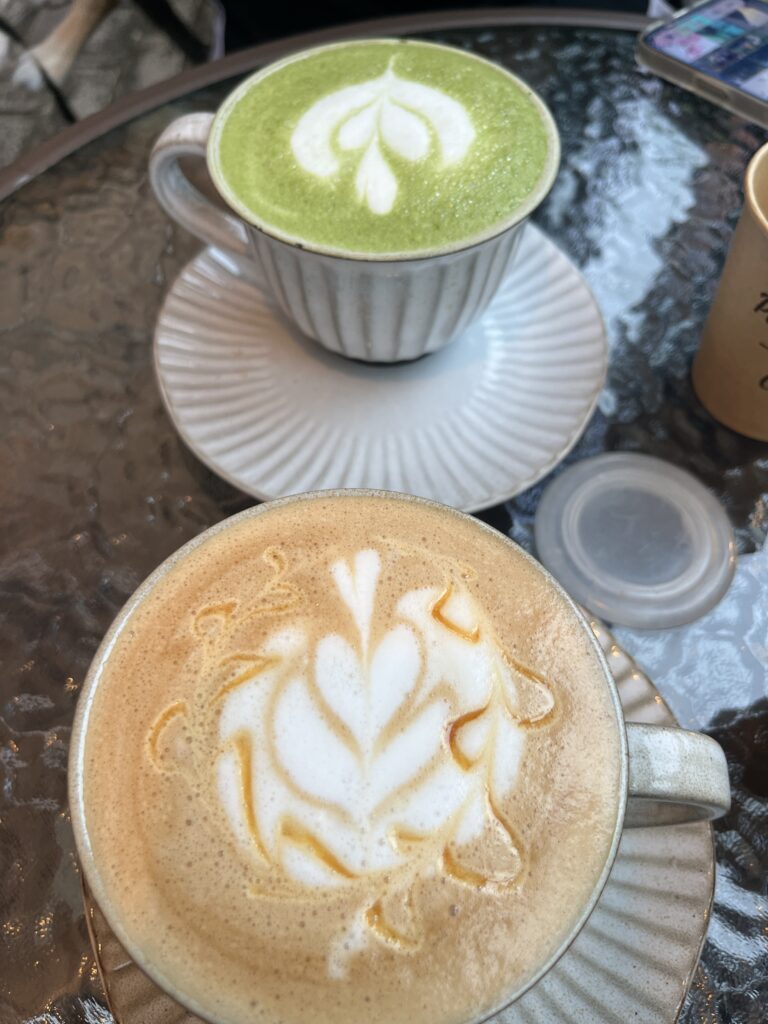 ラテアートが描かれたキャラメルラテと抹茶ラテ