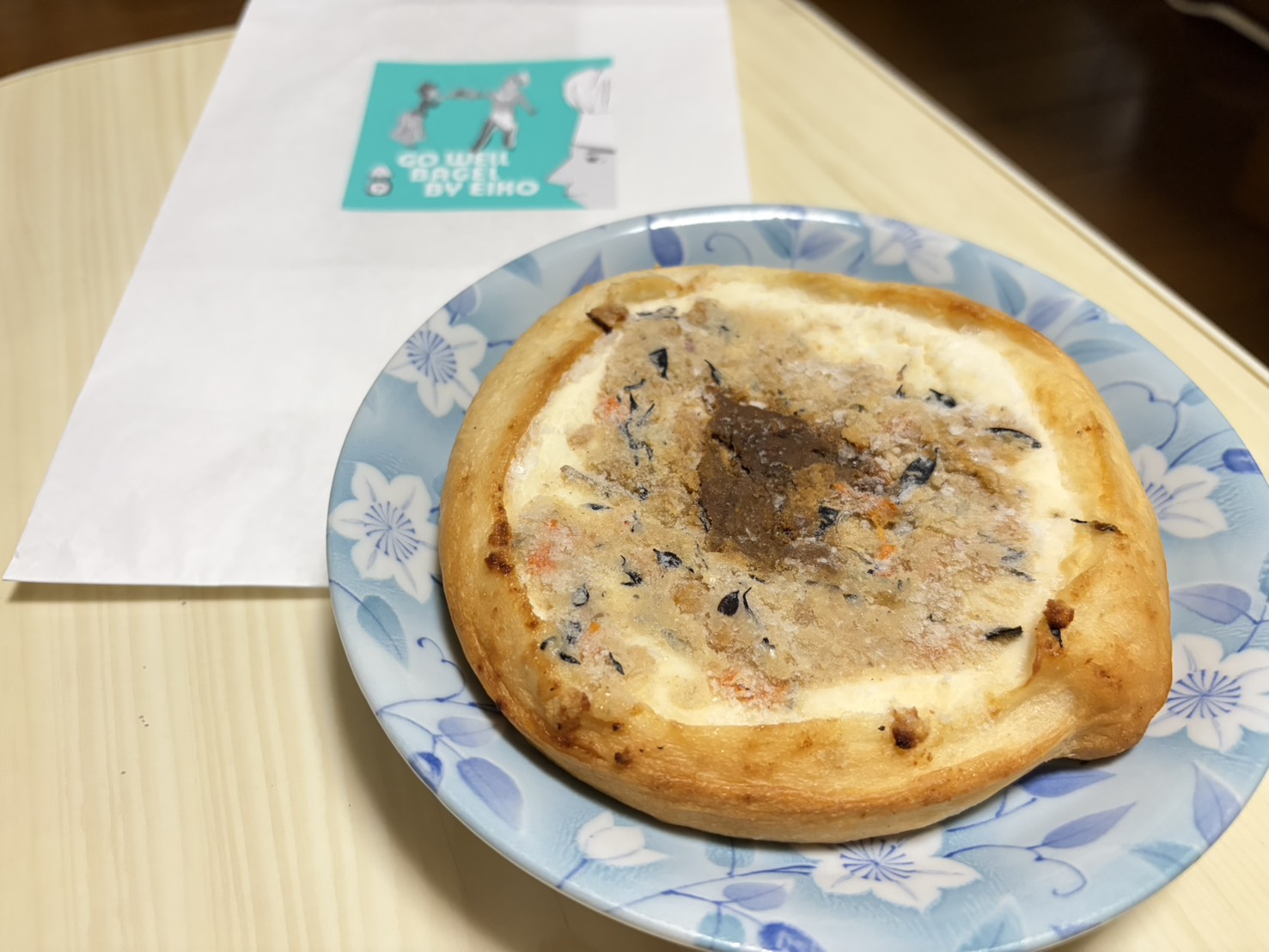 具材がのった平たい円形の「おから味噌クリームチーズベーグル」