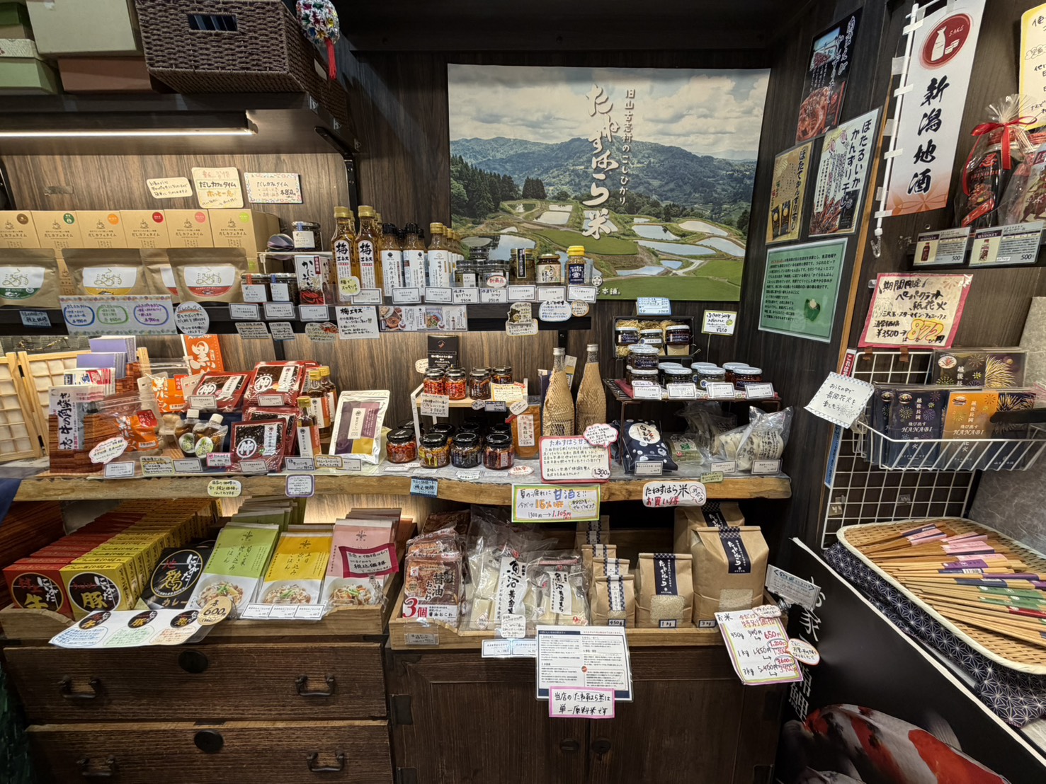 新潟の商品が並ぶ店内の様子