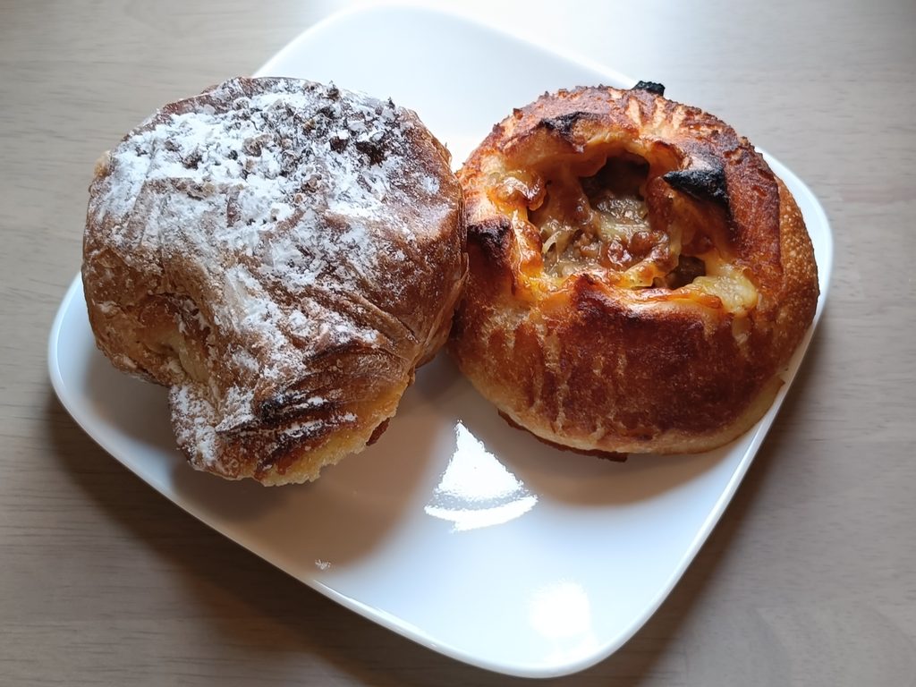 皿にのった牛肉プルコギチーズダッチ（右）とクロワッサンBC（左）
