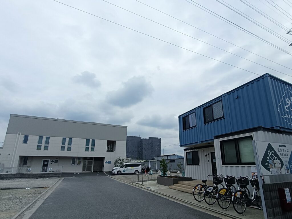 元気キッズ新座池田園の青い建物。右手の砂利道の先に店舗がある