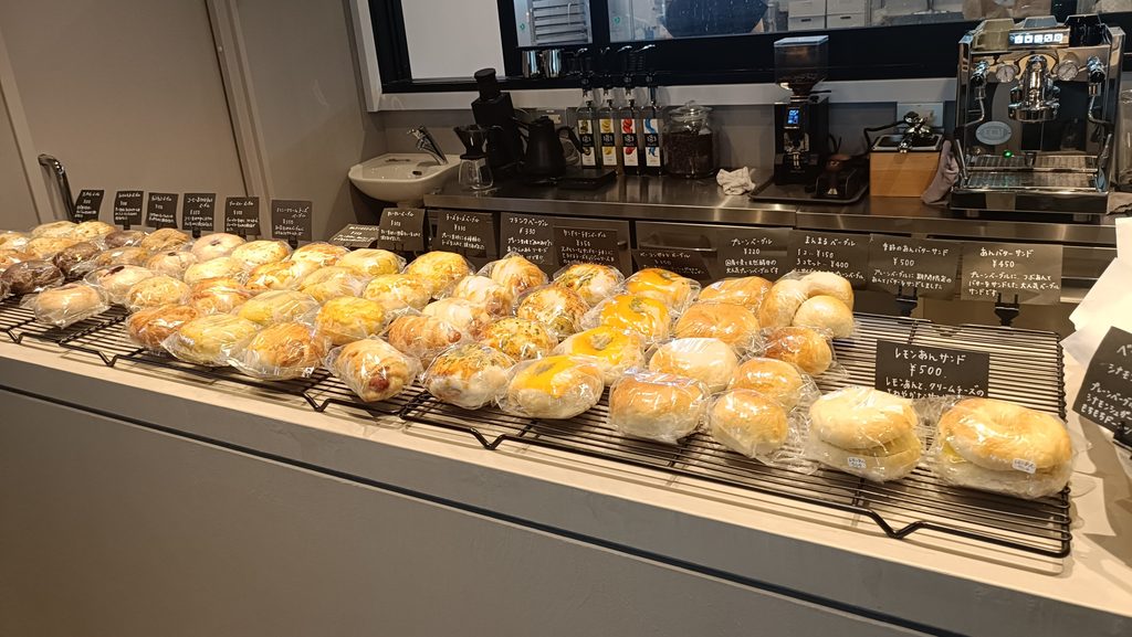 値札付きで陳列された各種ベーグル。奥にエスプレッソマシンが見える