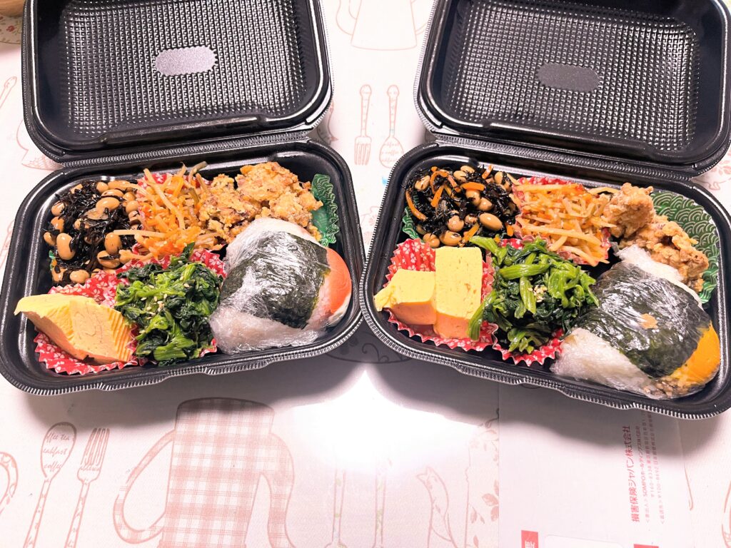 明太クリームチーズと卵黄肉そぼろの大きなおにぎり